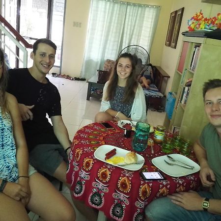 Happy To Mingle Airport Hostel Manila Paranaque City Ngoại thất bức ảnh